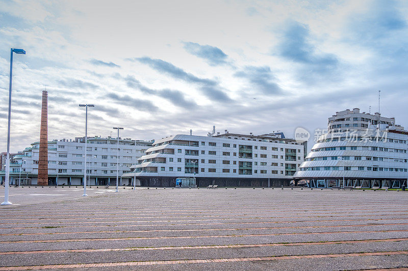 波尼恩特海滩和城市景观，Gijón，阿斯图里亚斯，西班牙。