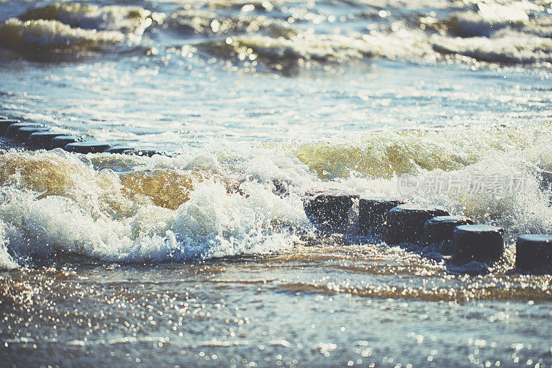 在波罗的海海浪的海滩上腹股沟的细节