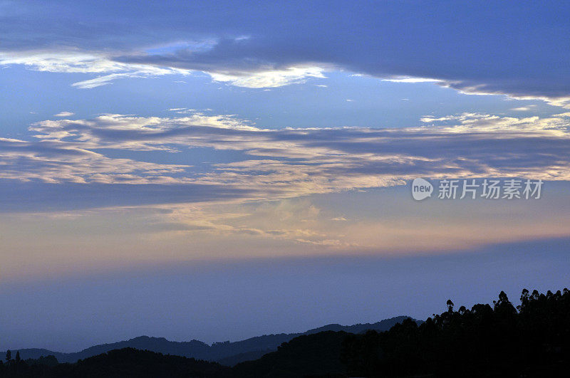 夕阳中的龙泉山