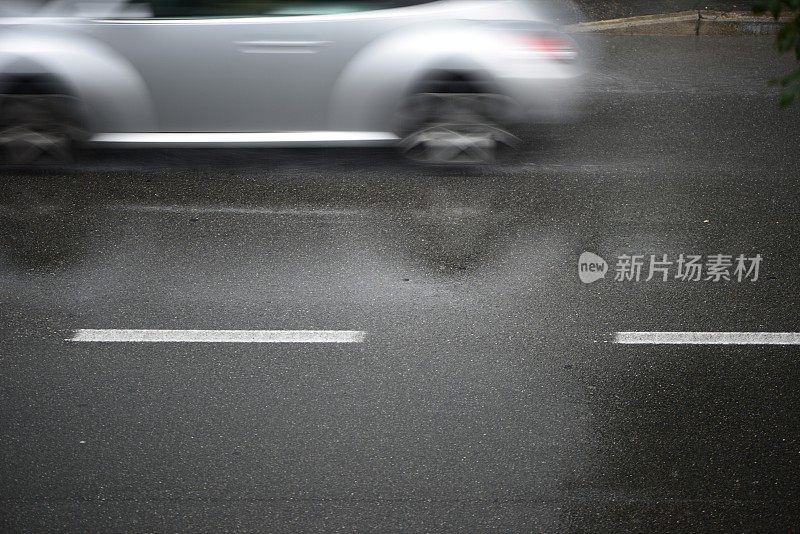 倾盆大雨时汽车在路上行驶