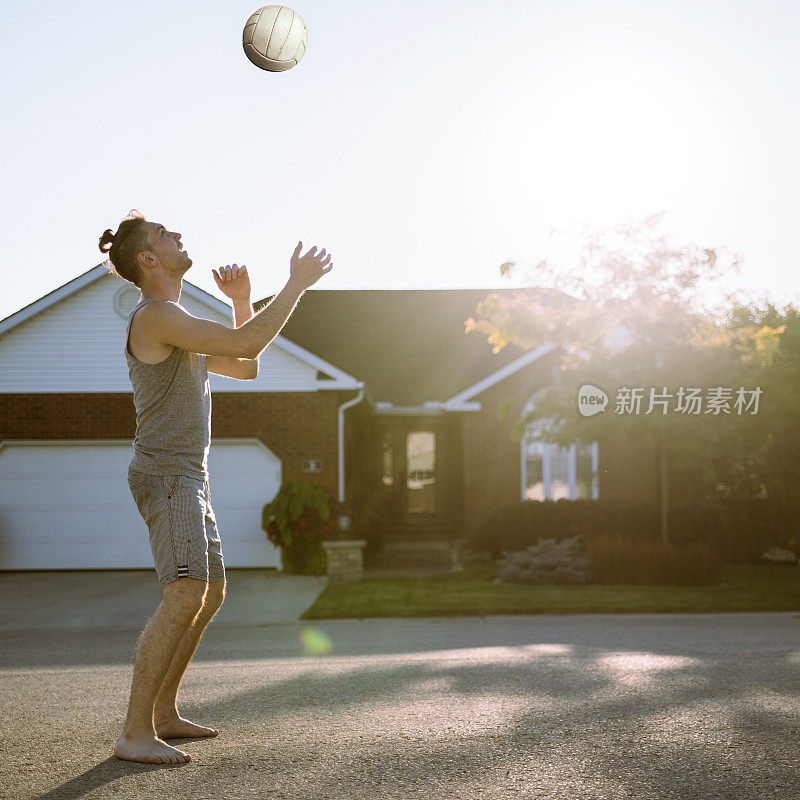 年轻男子在附近打排球，沃尔克顿，加拿大安大略省