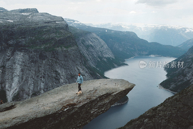 带着狗的人在巨魔之洞欣赏风景