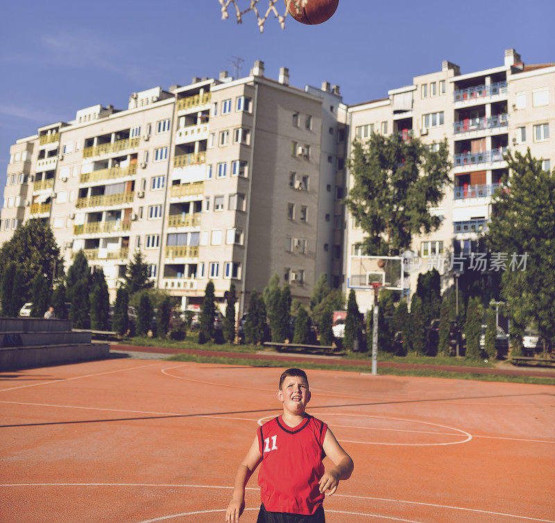 小男孩打篮球