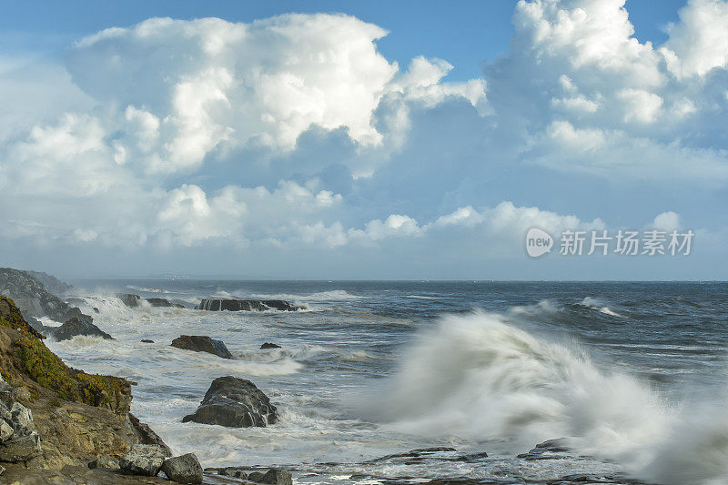 加利福尼亚海岸附近汹涌的海浪