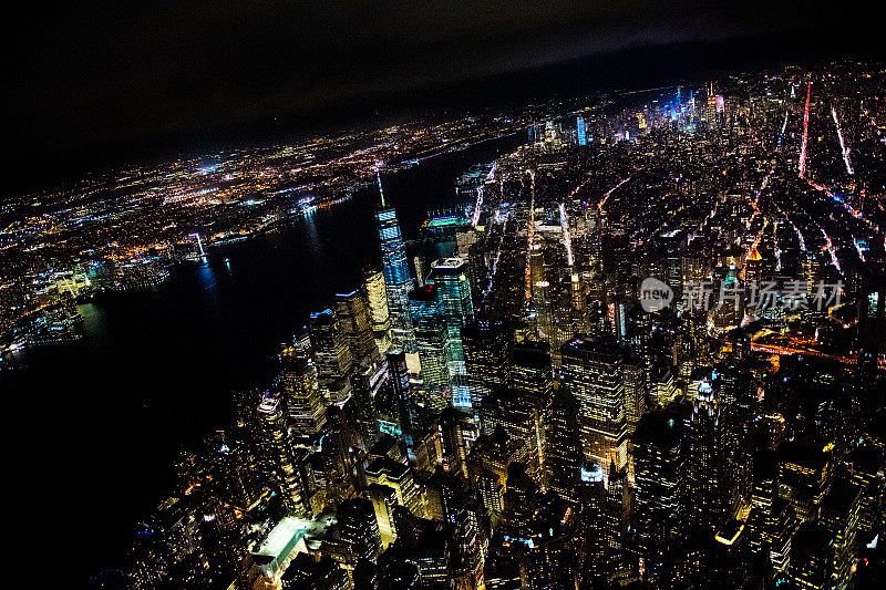 从直升飞机上拍摄的曼哈顿下城世界贸易中心一号大楼的夜景