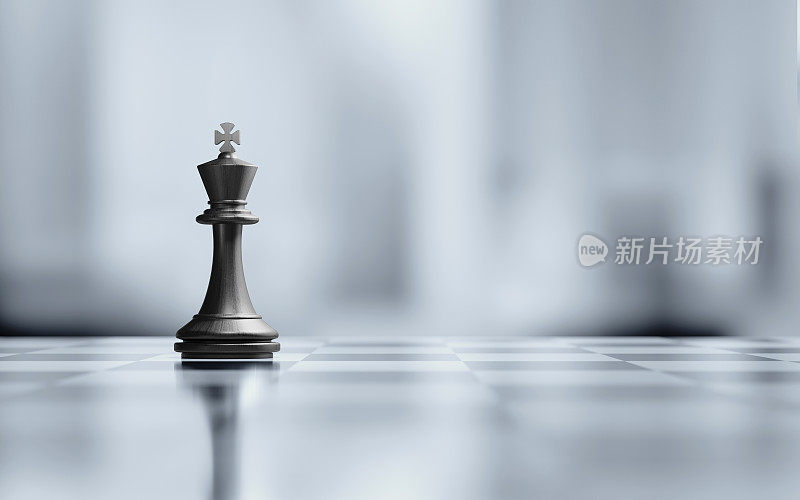 在黑和白棋盘上的单个国王象棋棋子