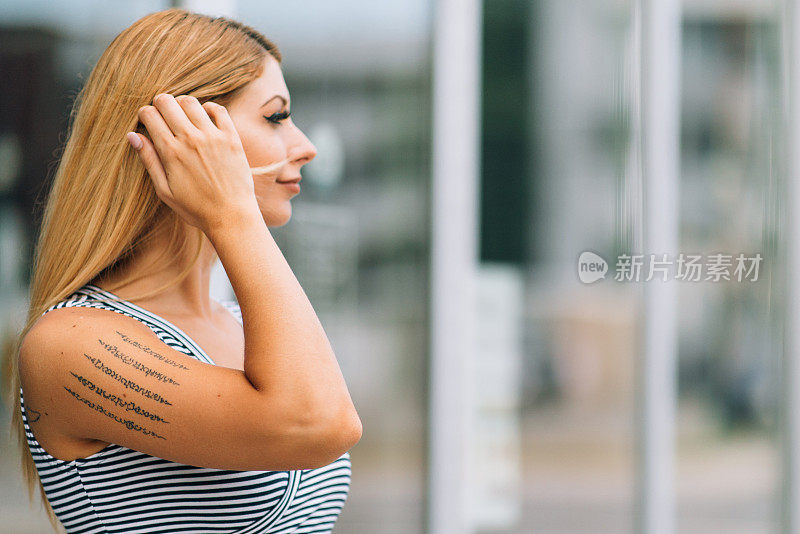 美丽的金发单身女人橱窗购物