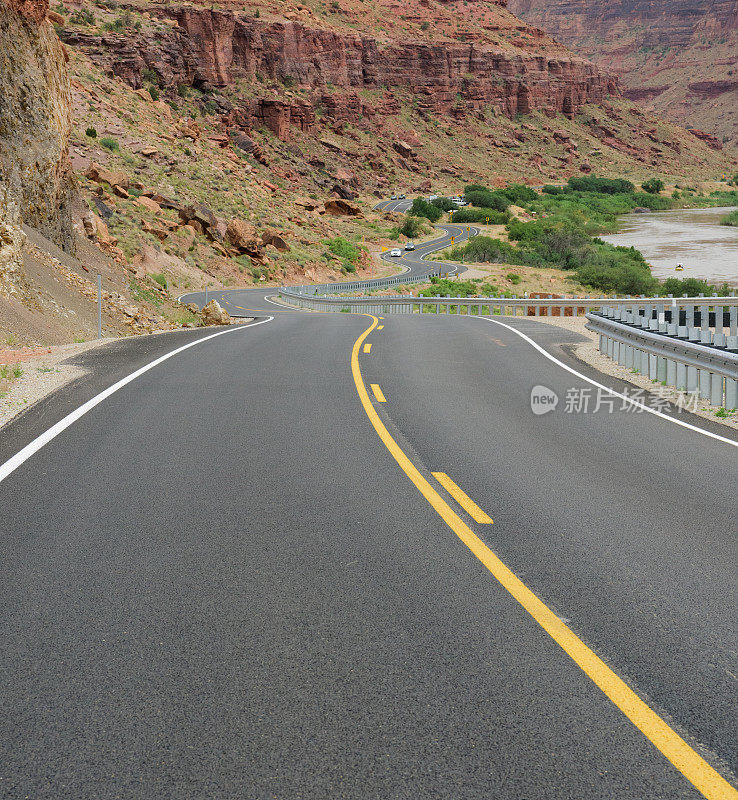 蜿蜒的犹他州公路，山河在背景中