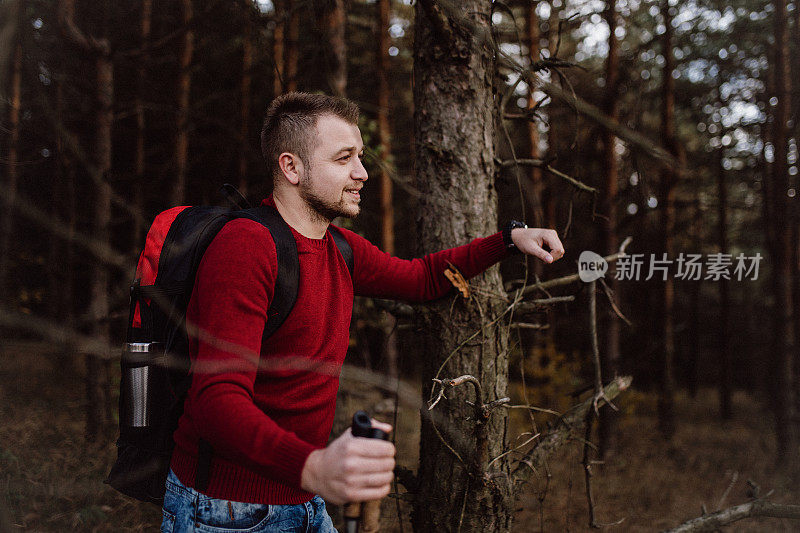 男子用登山杆攀爬