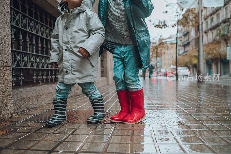 雨中的小男孩