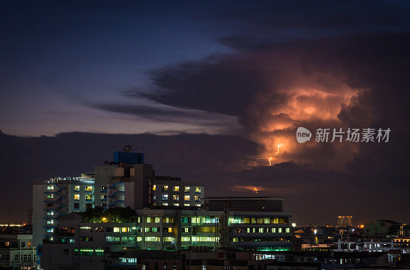 泰国曼谷城市上空的雷暴灯光