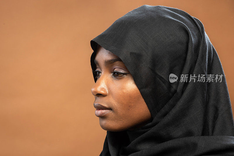 年轻的穆斯林黑人妇女