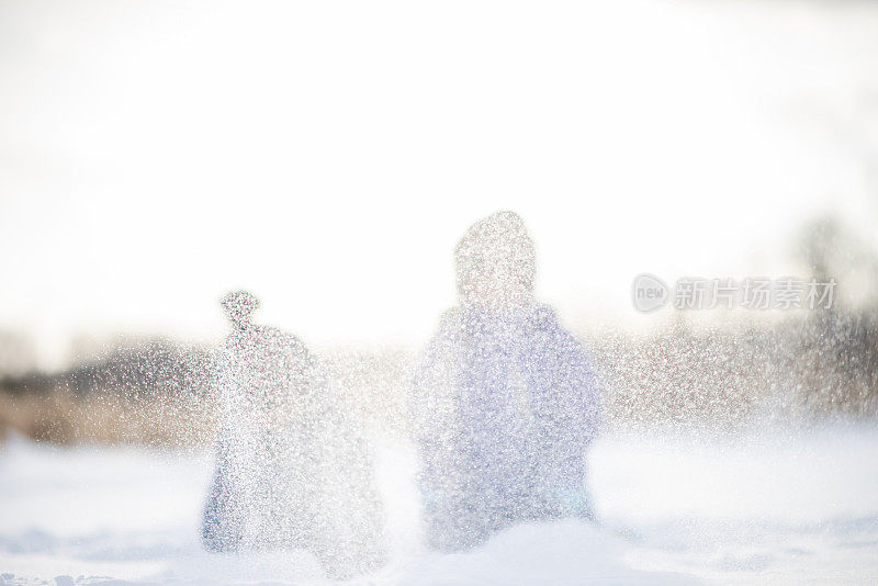 在雪中玩耍