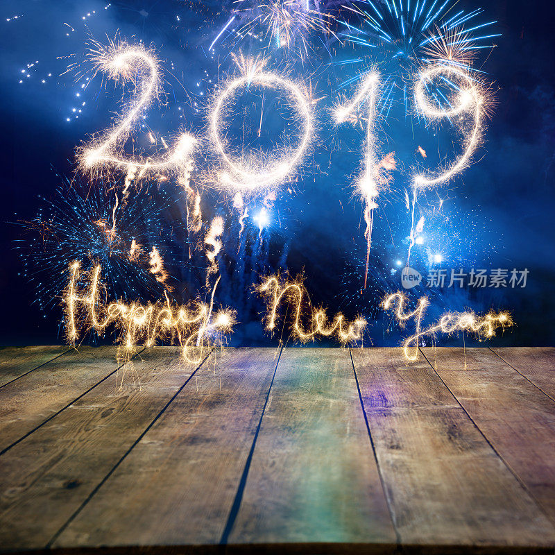 在木地板上放烟花祝你2019年新年快乐