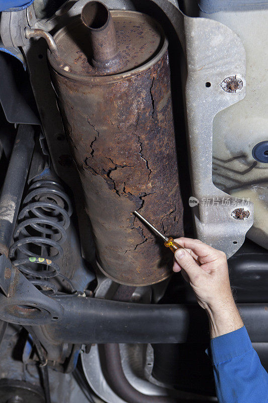 汽车修理厂-低角度查看，排气系统