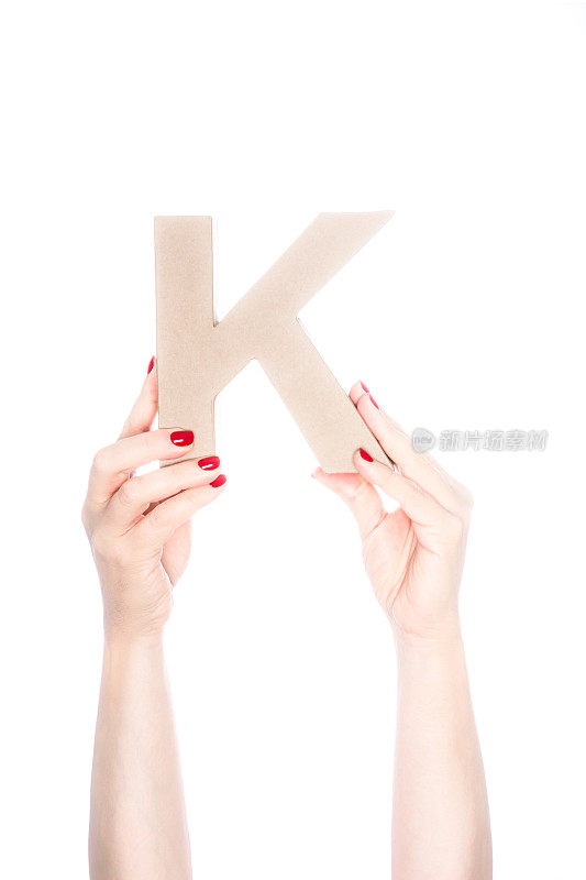 她举起字母K