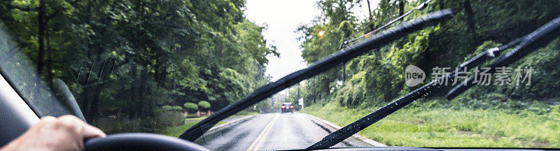 在夏天的暴雨中开车