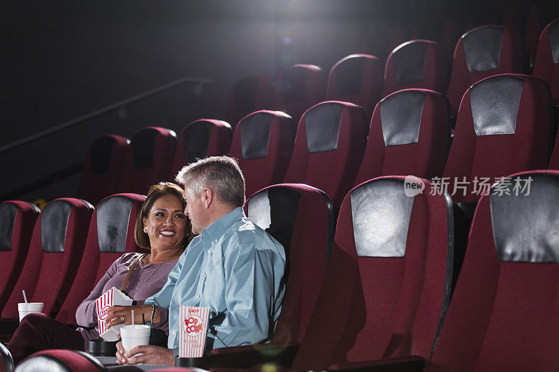 成熟的多民族夫妇独自在电影院