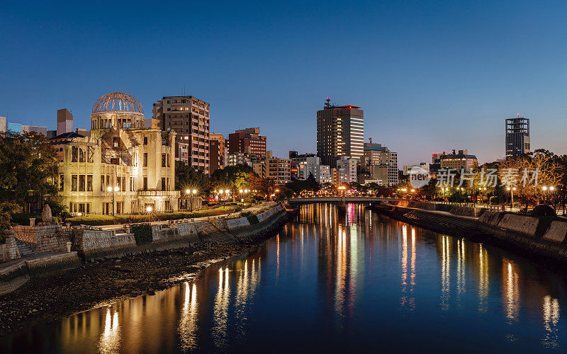 广岛城市天际线全景日落后，日本