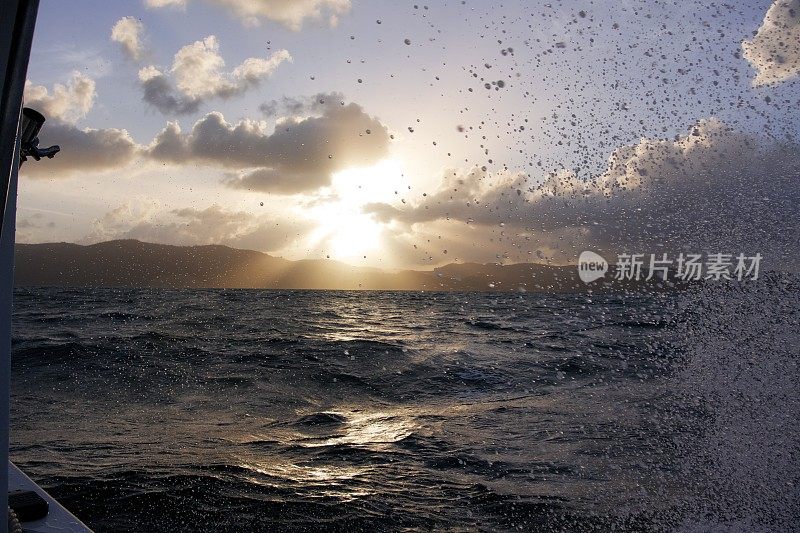 海面上的浪花和日出