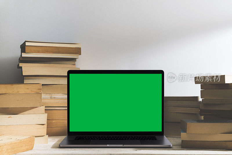 桌上的彩色键绿屏笔记本电脑。