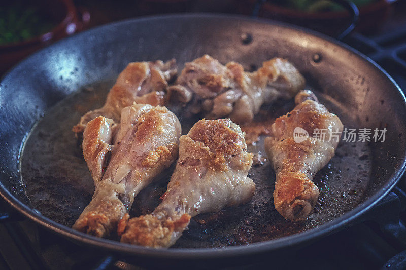 准备用青豆，豌豆和辣椒做的鸡肉海鲜饭