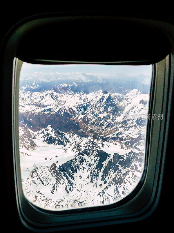 从飞机窗口看安第斯山脉。