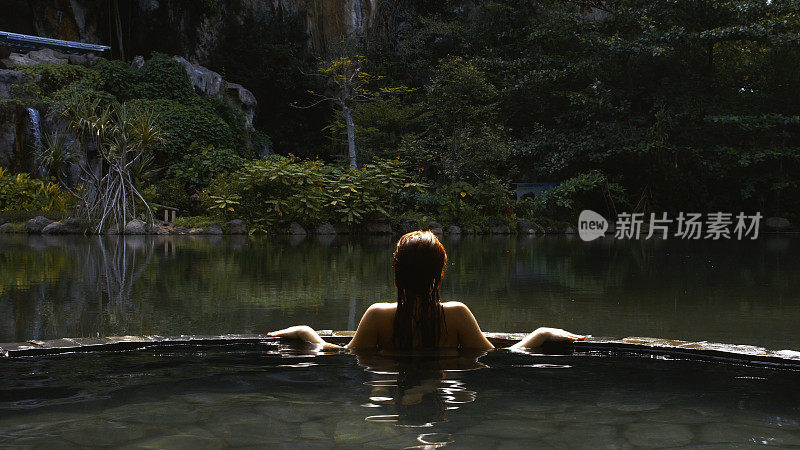 丛林里的热水浴缸。女人放松水疗撤退