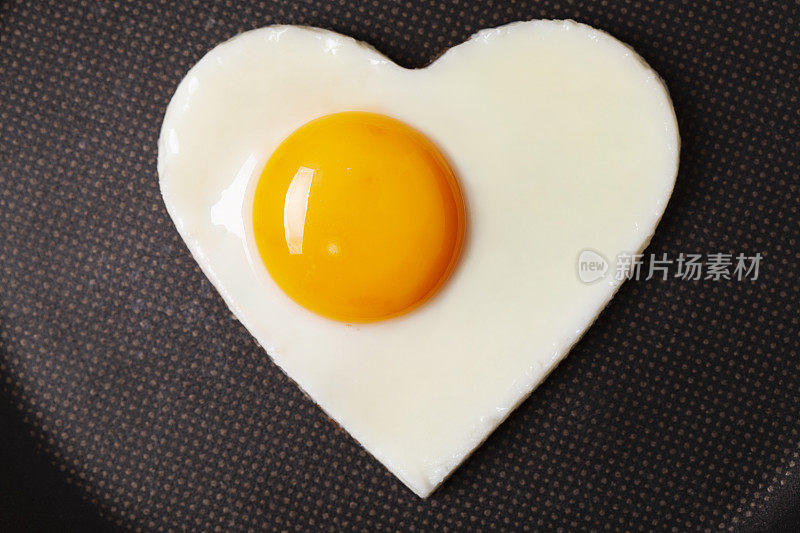 情人节的早餐铁制的鸡蛋心脏作物