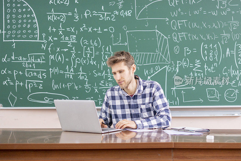 年轻教师使用笔记本电脑或提供在线讲座b