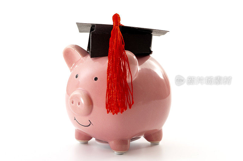 大学教育成本、学费资助、大学毕业生经济成本概念主题与近距离戴着储蓄罐的毕业帽孤立在白色背景上