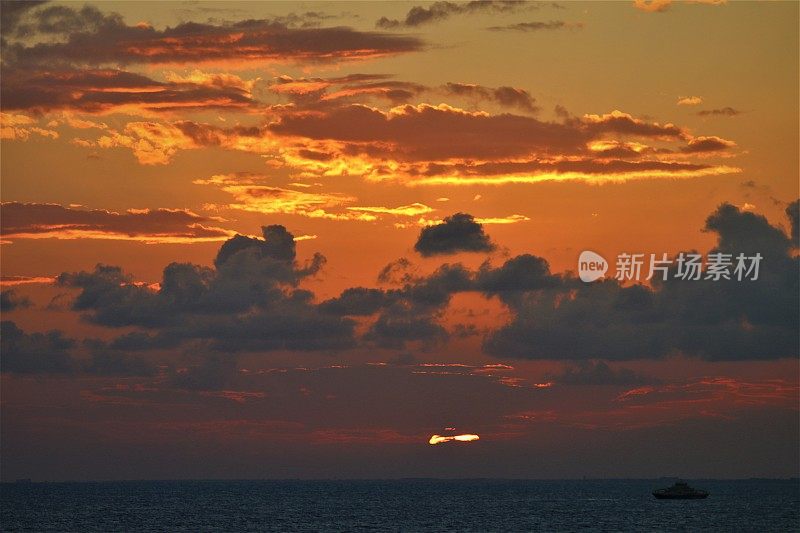 在海上日落