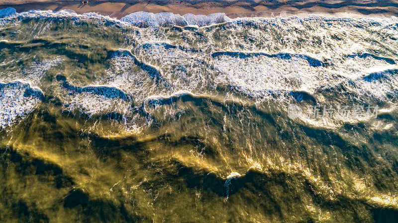 海浪在美丽的早晨的海面上