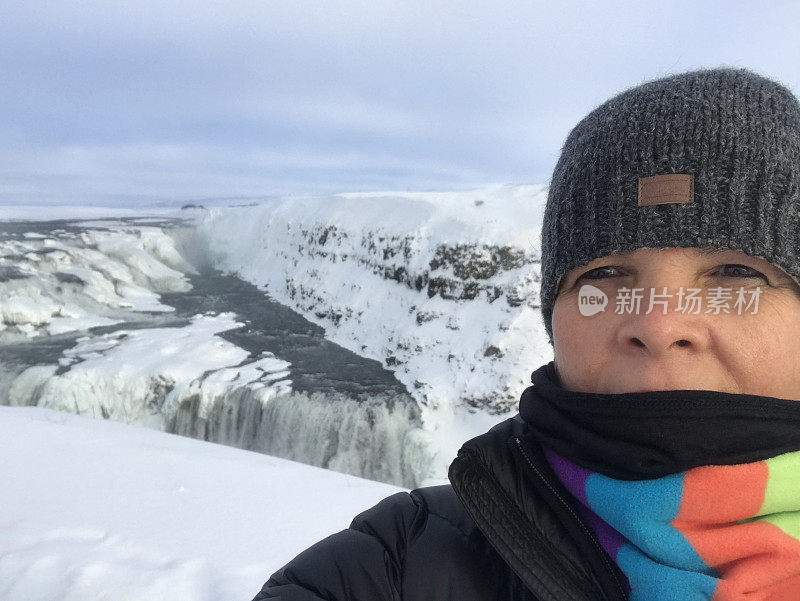 成熟的女人在冬天的海湾