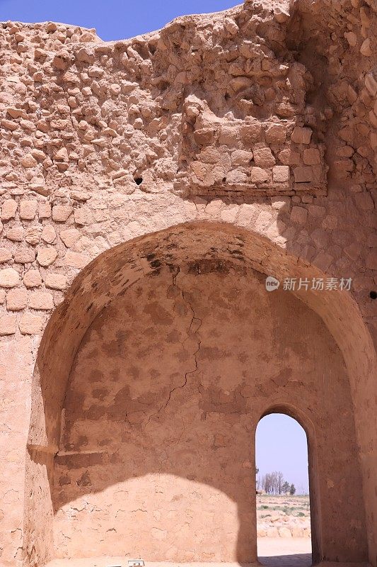 伊朗设拉子山的古泥城堡废墟