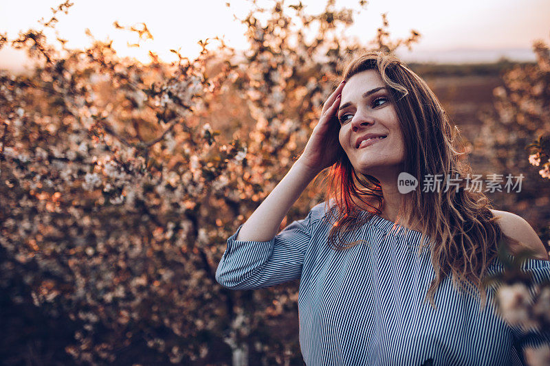 女孩在春天的樱花园