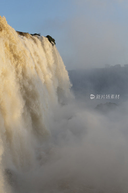 日落时巴西一侧的伊瓜苏瀑布