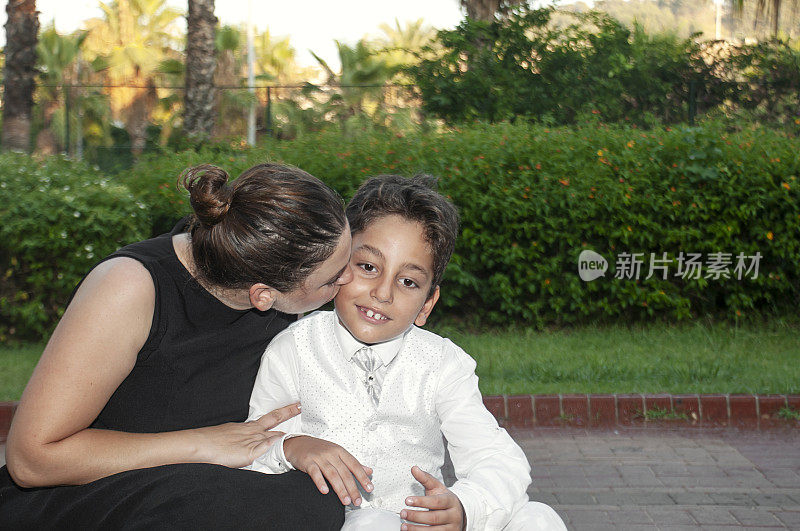 土耳其母亲和她割礼的儿子