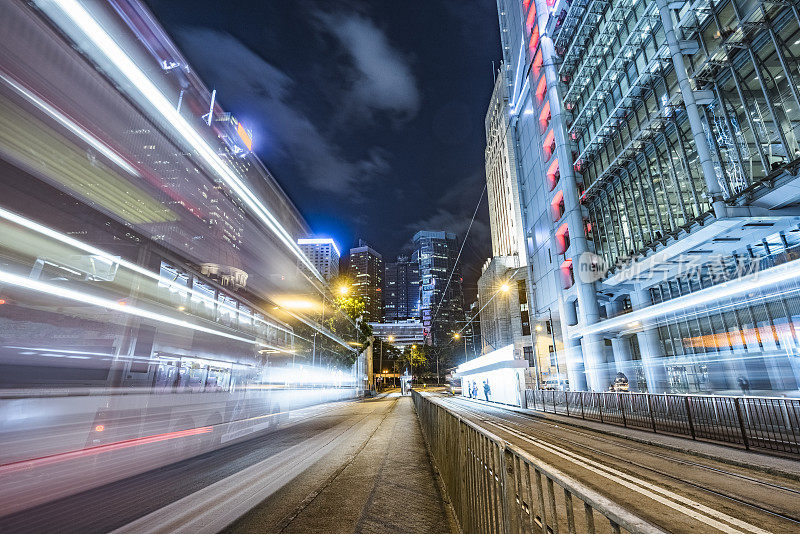 香港中环夜间街道上的汽车步道