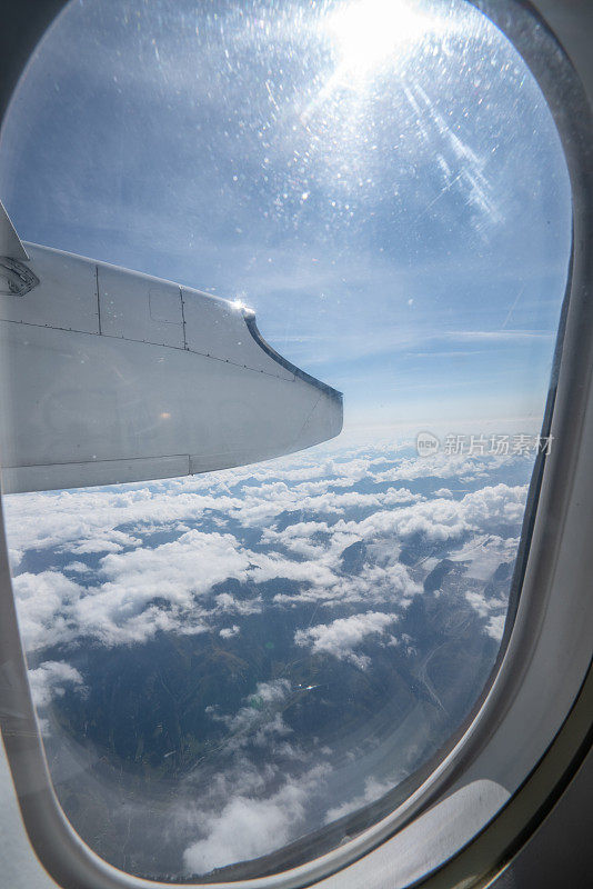 从飞机窗口俯瞰山脉-瑞士阿尔卑斯山