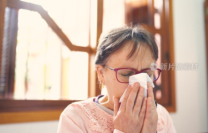 女人用纸巾打喷嚏