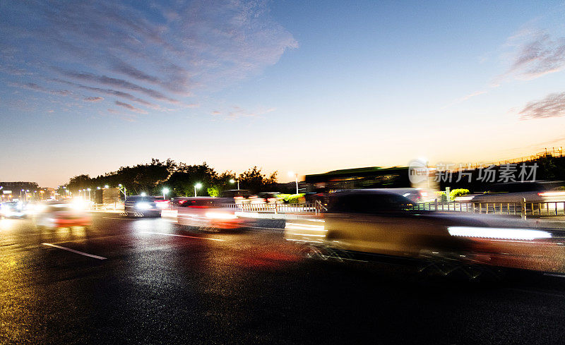 夜间在高速公路上行驶的汽车