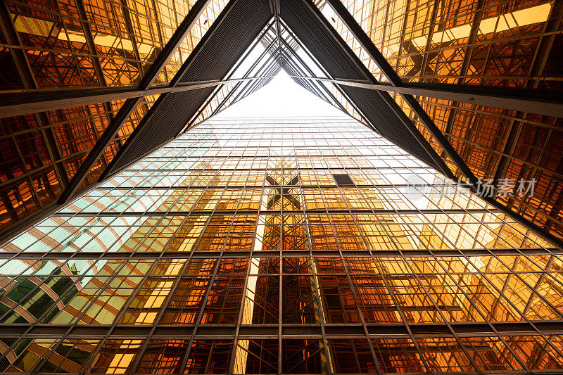 反射的反射，金融建筑相互反射，从下面看