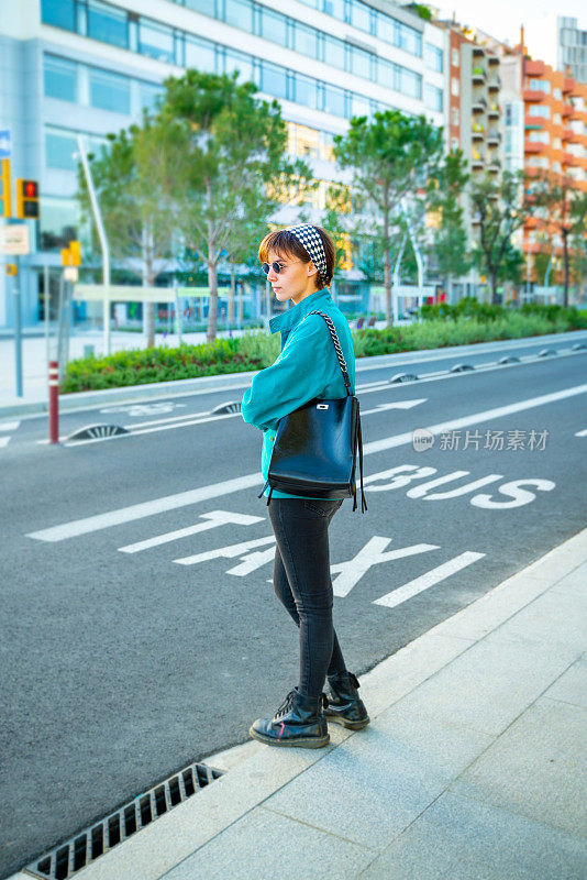 一个年轻女孩正在穿过巴塞罗那的街道