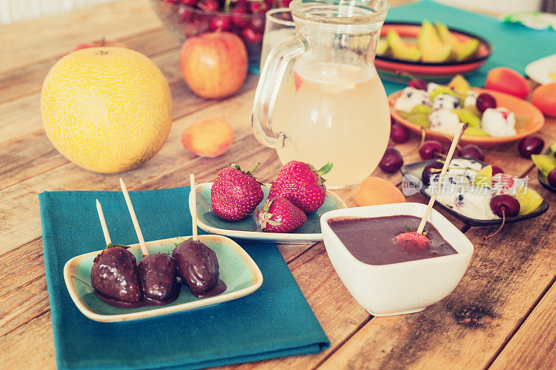 新鲜水果，冷冻酸奶，巧克力和柠檬水，甜蜜的早餐
