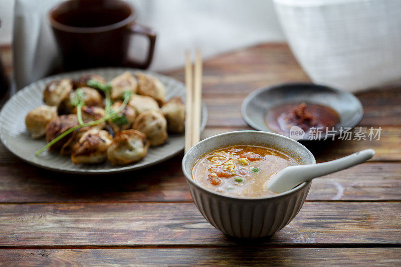 中式早餐:煎饺子和番茄鸡蛋汤