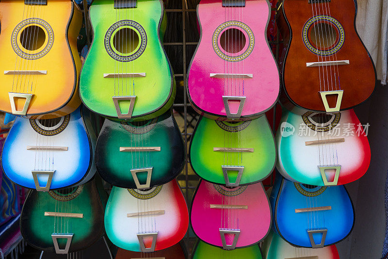 洛杉矶Olivera街展出的彩色吉他