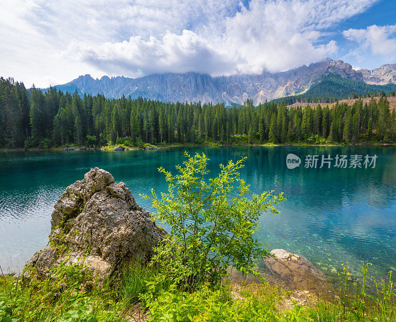 美丽的Carezza湖在Dolomites意大利