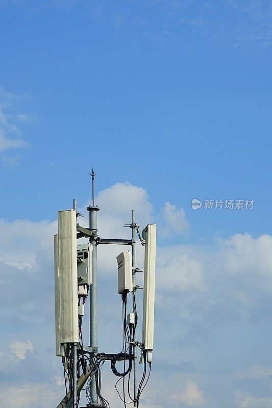 手机发射塔在天空中闪烁