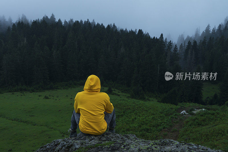 黄色雨衣自然人